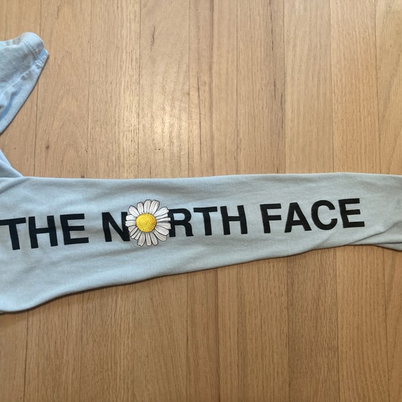 THE NORTH FACE 🌼 Light Blue Floral Long Sleeve Graphic Tee - Picture 9 of 13